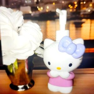 NEW HELLO KITTY Blowing Kisses WHITE PURPLE PINK BATH SOAP DISPENSER OR LOTION